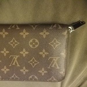 LOUIS VUITTON Brown Monogram Canvas Zippy Wallet